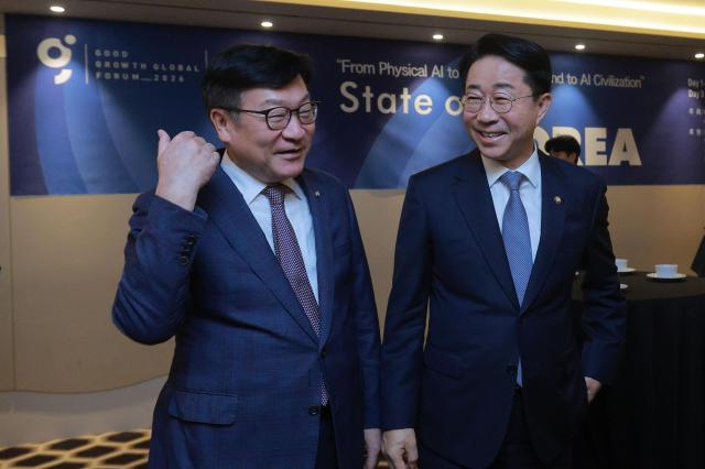 국회의장·野 원내대표 한자리에…서로 대화하며 웃음꽃