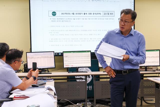 2027학년도 대학수학능력시험 9월 모의평가가 실시된 2일 서울 양천구 종로학원 본원에서 임성호 대표와 강사들이 모의고사에 출제된 문제를 분석하고 있다 사진연합뉴스