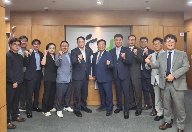황상하 서울주택도시개발공사 사장왼쪽 여섯 번째과 최태진 대한건설협회 서울시회장왼쪽 일곱 번째을 비롯한 간담회 참석자들이 행사를 마친 뒤 기념촬영을 하고 있다 사진SH 제공