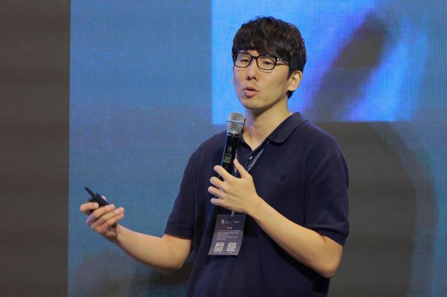 유민수 에이투시스 CROKAIST 석좌교수가 Demystifying AI Agents and Test-Time Scaling froman AI Infrastructure Perspective라는 주제로 기조강연을 하고 있다 20260902사진유대길 기자 dbeorlf123ajunewscom