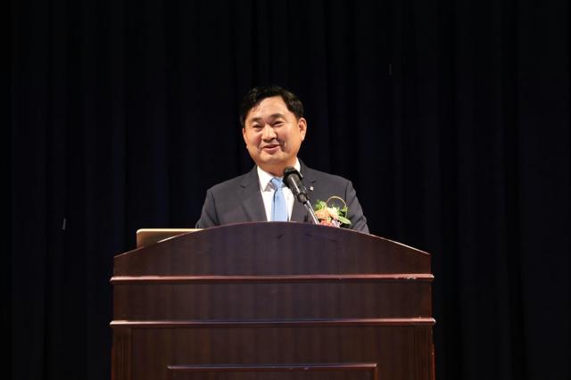 강원랜드는 2일 강원도 하이원 그랜드호텔 그랜드볼룸에서 김도균 신임 대표이사 취임식을 열고 공식 집무에 들어갔다고 밝혔다 사진강원랜드
