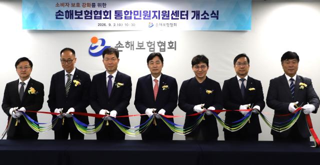 왼쪽부터 최종수 손해보험협회 소비자서비스본부장 신종혁 손해보험협회 자동차보험본부장 오홍주 손해보험협회 전무 이병래 손해보험협회 회장 안지홍 손해보험협회 노동조합 위원장 김지훈 손해보험협회 기획관리본부장 권병근 손해보험협회 일반·장기보험본부장이 기념촬영을 하고 있다 사진손해보험