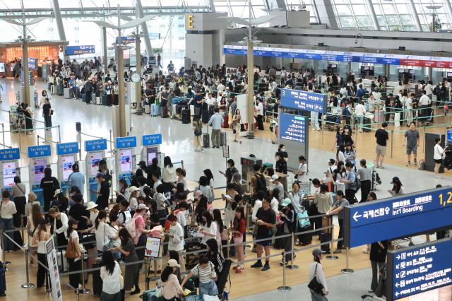 Travelers crowd the departure hall at Terminal 1 of Incheon International Airport in Yeongjong Incheon on July 26 2026 AJP Han Jun-gu