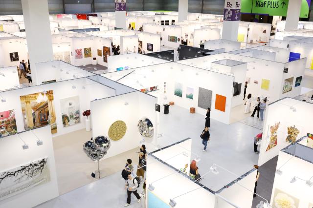 2일 서울 강남구 코엑스에서 열린 프리즈 서울FRIEZE SEOUL 2026을 찾은 관람객들이 작품을 살펴보고 있다 사진연합뉴스