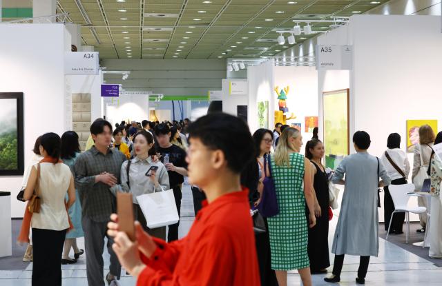 2일 서울 강남구 코엑스에서 열린 프리즈 서울FRIEZE SEOUL 2026을 찾은 관람객들이 작품을 살펴보고 있다 사진연합뉴스
