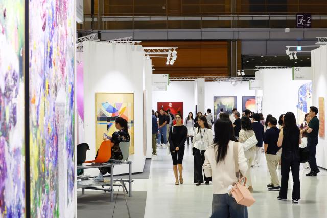 2일 서울 강남구 코엑스에서 열린 프리즈 서울FRIEZE SEOUL 2026을 찾은 관람객들이 작품을 살펴보고 있다 사진연합뉴스