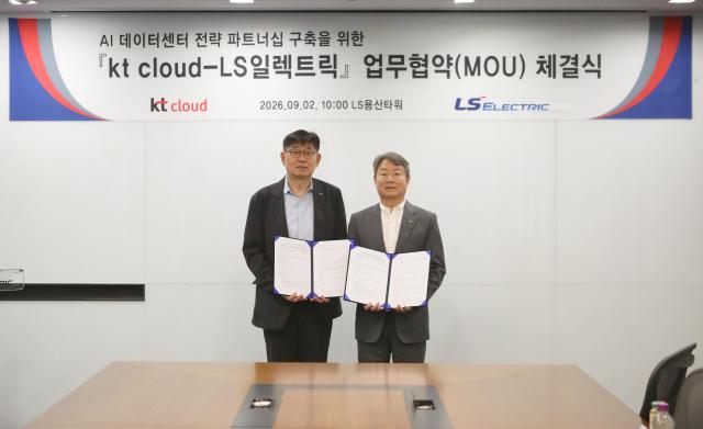 LS일렉트릭이 2일 LS용산타워에서 KT클라우드와 AI 데이터센터 전략적 파트너십 구축을 위한 업무협약MOU’을 체결했다고 3일 밝혔다 왼쪽부터 채대석 LS일렉트릭 대표 김봉균 KT클라우드 대표가 MOU 체결 후 기념촬영을 하는 모습 사진LS일렉트릭