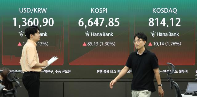 3일 오전 서울 중구 하나은행 본점 딜링룸 모습 사진연합뉴스