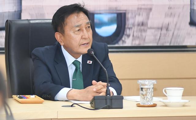 지난 7월 화천군청에서 열린 민선 9기 첫 월간 업무보고에서 김세훈 화천군수와 각 실·과·소장들이 주요 군정 현안을 논의하고 있다 화천군은 3일부터 주요 업무보고 전 과정을 유튜브를 통해 실시간 공개한다사진화천군