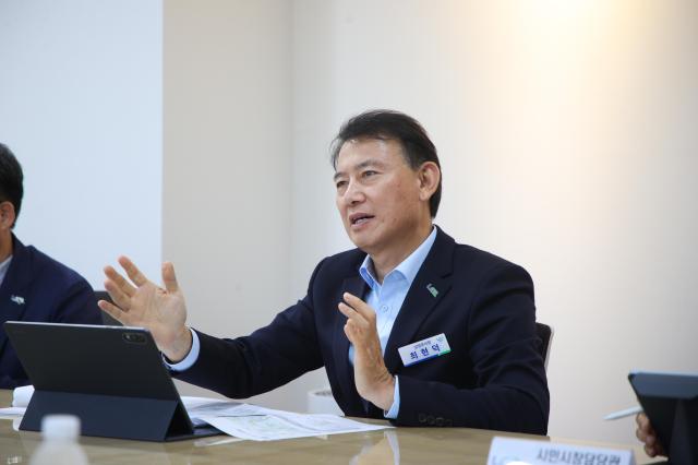 지난 2일 최현덕 남양주시장이 달뫼IC 통행료 인하 필요성을 설명하고 있다 사진남양주시