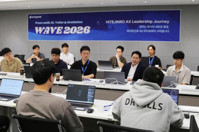 하이트진로 허재균 상무둘째 줄 오른쪽 두 번째를 포함한 임직원들이 지난 8월 12일 하이트진로 서초사옥에서 열린 ‘AX 리더 육성 과정’에서 교육을 받고 있다 사진하이트진로