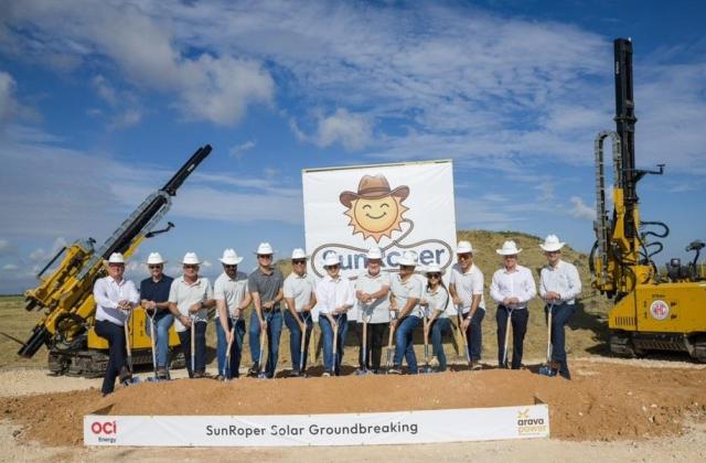 선로퍼 프로젝트 기공식에서 OCI홀딩스 이우현 회장왼쪽에서 일곱번째 OCI Energy 사바 바야틀리 사장오른쪽에서 세번째 등 내빈들이 첫삽을 뜨고 있다 사진OCI홀딩스