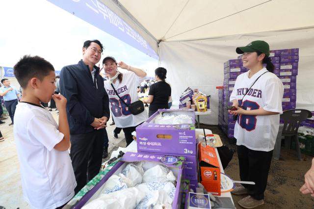 정명근 화성특례시장이 2025년 송산포도축제에 참여한 농민들을 격려하고 있다 사진화성시