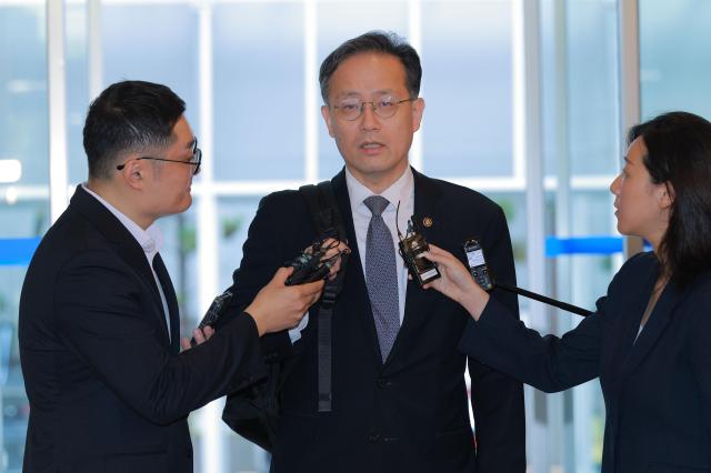이형일 부총리 겸 재정경제부 장관 후보자가 3일 서울 중구 예금보험공사에 마련된 인사청문회 준비 사무실로 출근 취재진의 질문에 답하고 있다 사진유대길 기자 dbeorlf123ajunewscom
