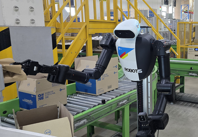 Robotis semi-humanoid working in packaging lines Courtesy of CJ Logistics
