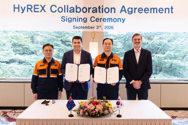 وقعت شركة بوسكو اتفاقية التعاون في الصلب المختزل بالهيدروجين (HyREX Collaboration Agreement) مع شركة BHP الأسترالية في 3 سبتمبر. من اليسار: باي جين تشان، رئيس فريق HyREX بشركة بوسكو؛ بن إليس (Ben Ellis)، نائب رئيس قطاع التسويق والاستدامة بشركة BHP؛ أوم جيونج جون، مدير معهد البحث التكنولوجي بشركة بوسكو؛ ستيوارت فيذرز (Stewart Fethers)، مدير عام قطاع التخطيط التكنولوجي والبيئة بشركة BHP [الصورة=بوسكو]
