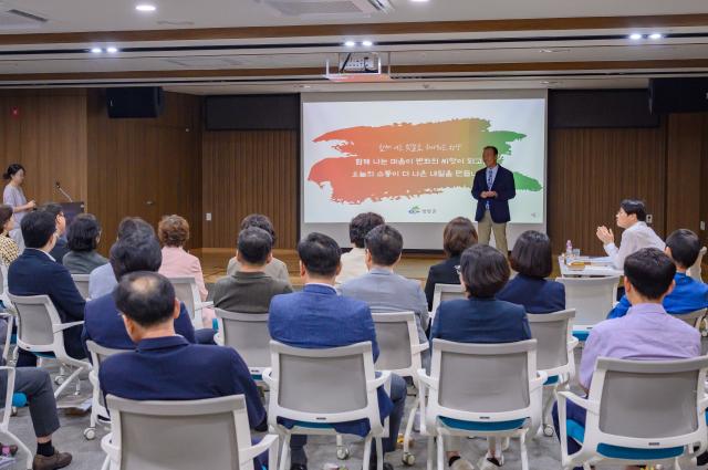 지난 2일 김홍열 청양군수가 간부공무원들과 간담회를 진행하며 민선 9기 군정 방향에 대해 설명하고 있다사진청양군