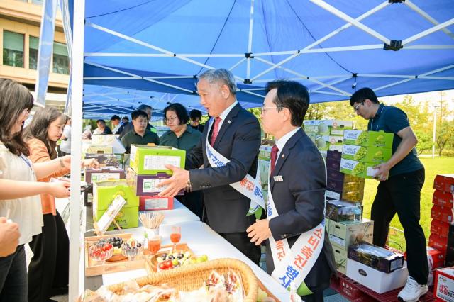 부여군이 지난 2일 열린 ‘2026년 국회 농·특산물 직거래장터’에서 대표 공동브랜드 ‘굿뜨래’ 농특산물을 선보이며 방문객들에게 우수성을 알리고 있다사진부여군