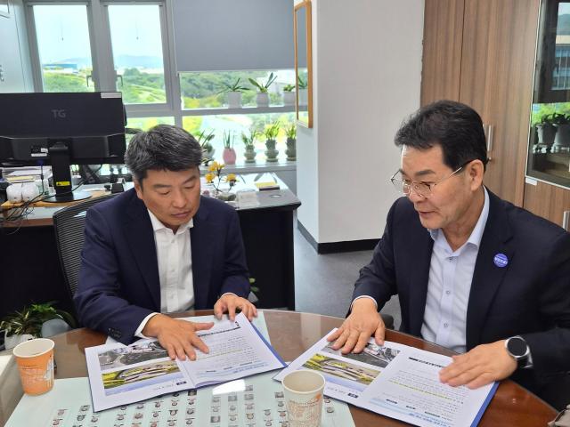 권익현 부안군수오른쪽가 3일 박창환 기획예산처 예산총괄심의관에 군 주요현안을 설명하며 예산반영을 요청하고 있다