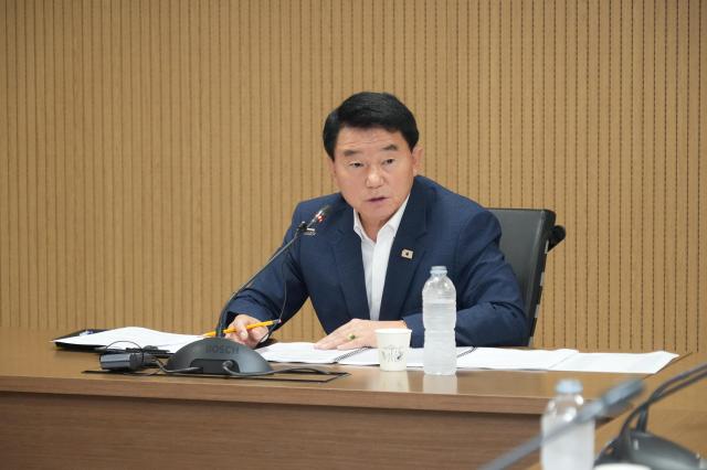유승광 서천군수가 3일 대군민 브리핑을 열고 대규모 투자사업 5개 중단·2개 보류 등 시설사업 재검토 결과와 향후 재정 운영 방향을 발표하고 있다사진서천군