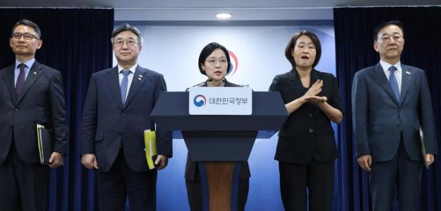 3일 서울 종로구 정부서울청사에서 열린 행정·공공기관 이전 및 공공기관 기능 개혁 관련 기자회견 왼쪽부터 허장 재정경제부 2차관 윤호중 행정안전부 장관 한성숙 국무총리 김윤덕 국토교통부 장관 사진연합뉴스