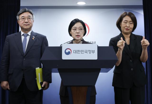 한성숙 국무총리가 3일 서울 종로구 정부서울청사에서 열린 행정·공공기관 이전 및 공공기관 기능 개혁 관련 기자회견을 하고 있다 사진연합뉴스