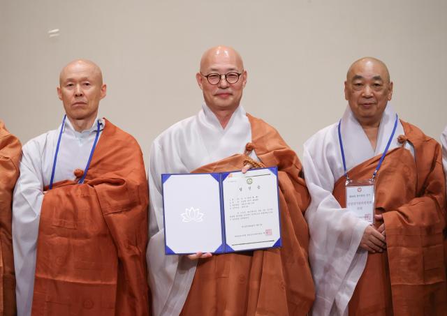 3일 종로구 한국불교역사문화기념관 내 전통문화예술공연장에서 열린 제38대 대한불교조계종 총무원장 선거에서 차기 총무원장에 당선된 진우스님이 당선증을 받고 카메라를 향해 포즈를 취하고 있다 사진연합뉴스