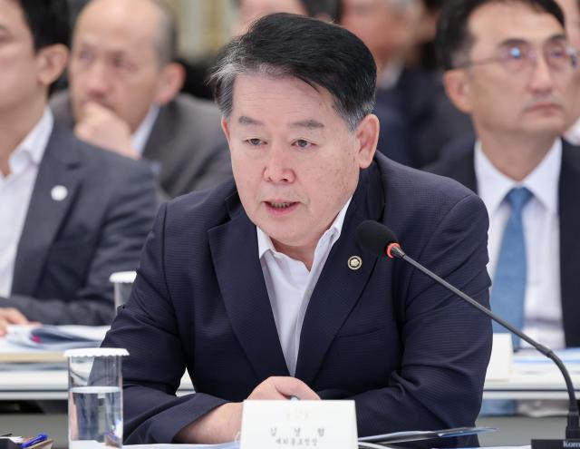 김경협 재외동포청장이 5일 청와대 영빈관에서 열린 이재명 대통령 주재 부처 업무보고에서 보고하고 있다 사진연합뉴스
