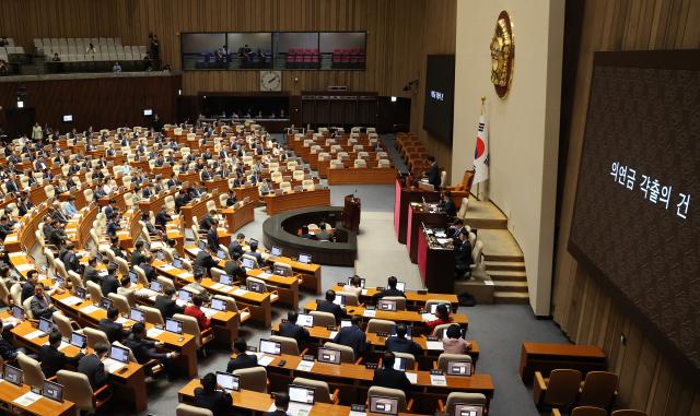 3일 국회에서 열린 본회의에서 네팔 수해 구호기금 모금을 위해 국회의원 9월분 수당에서 3 상당액을 의연금으로 갹출하는 안건이 여야 의원들의 이의 없이 통과되고 있다 사진연합뉴스