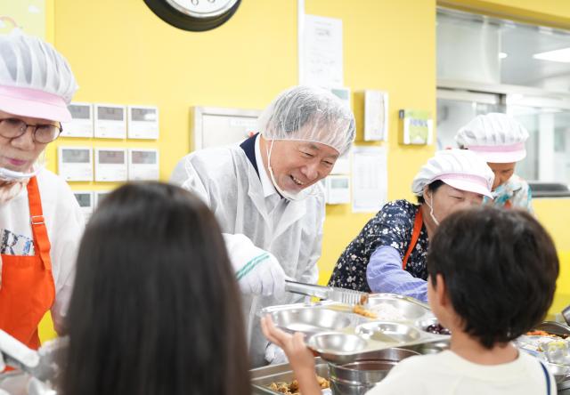 김석준 부산교육감은 3일 오전 동래구 여고초에서 학교급식 특별모니터링을 진행했다사진부산시교육청