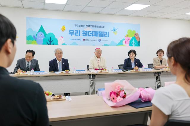 왼쪽 두번째부터 임종룡 우리금융미래재단 이사장 구요비 천주교 서울대교구 총대리 주교 원민경 성평등가족부 장관이 3일 천주교 서울대교구청에서 열린 ‘청소년 미혼 한부모 자립지원사업’ 성과공유 간담회에 참석해 그간의 사업성과과 현장 의견을 듣고 있다 사진우리금융지주
