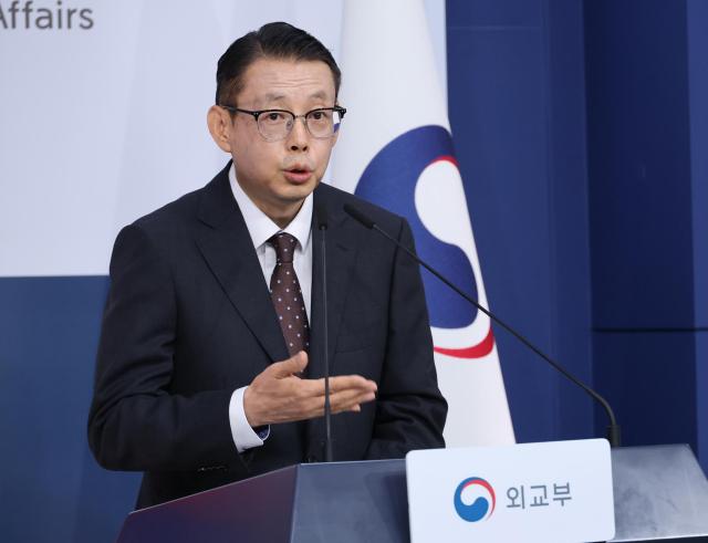 박두순 외교부 대변인이 1일 서울 종로구 정부서울청사 외교부에서 열린 정례브리핑에서 네팔 대홍수 피해현장 긴급구호대 파견 관련 질문에 답하고 있다 사진연합뉴스