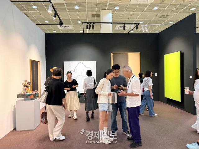 3일 오후 서울 강남구 삼성동 코엑스에서 열린 키아프 서울 2026 전시장 모습 사진정보운 기자
