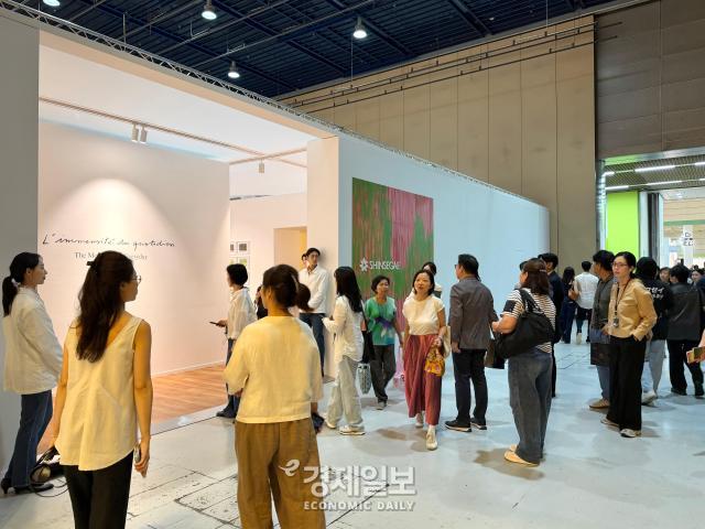 프리즈 서울 2026 전시장 내 위치한 신세계 라운지 모습 사진정보운 기자
