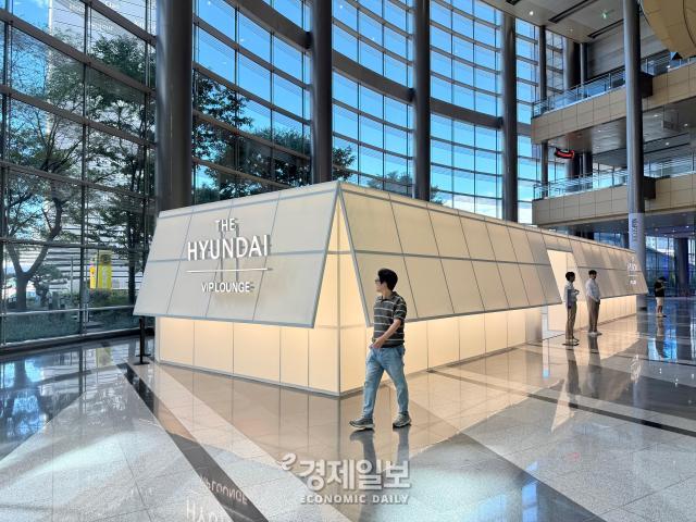 키아프 서울 2026 전시장 외부에 위치한 현대백화점 VIP 라운지 외관 모습 사진정보운 기자