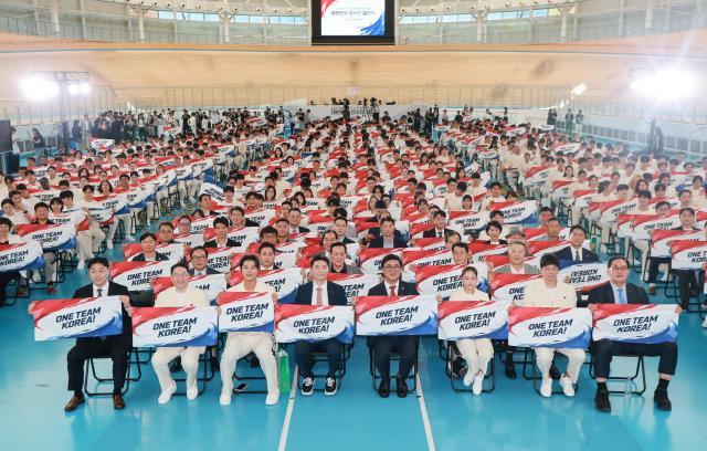 3일 충북 진천선수촌에서 열린 2026 아이치·나고야 아시안게임 결단식에서 유승민 대한체육회장 이상현 선수단장 출전 선수들이 기념 촬영하고 있다 사진연합뉴스
