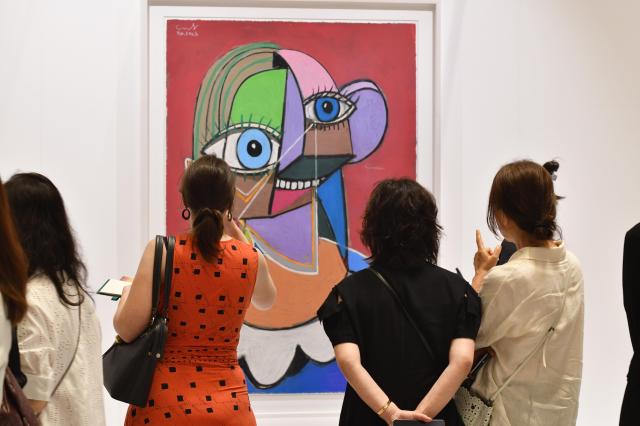 VIP visitors at Frieze Seoul are gathered in front of a painting AJP Joonha Yoo