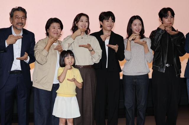 포즈 취하는 아버지의 집밥 출연진 사진연합뉴스