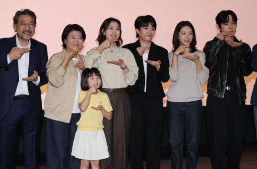 [종합] 스크린에 걸린 세로 영화…이준익 감독의 숏폼 실험 아버지의 집밥