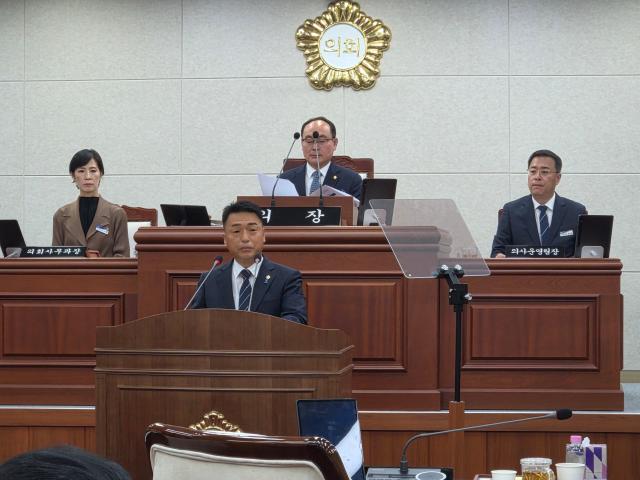 박창석 의원이 5분 자유 발언을 통해 회산백련지의 사계절 관광 명소화를 위한 핵심 과제로 전담사업소 신설과 지방정원 지정을 촉구하고 있다사진김옥현 기자