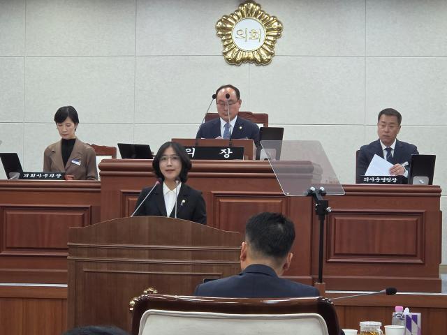 정소혜 의원이 5분 자유발언을 통해 정부의 서남권 반도체 메가프로젝트와 연계한 무안군 첨단산업 전략 마련을 제안하고 있다사진김옥현 기자