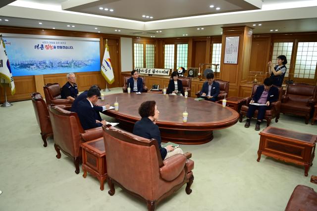 정부 공공기관 이전 계획 발표를 기다리고 있는 배낙호 김천시장과 시 관계자들사진김천시