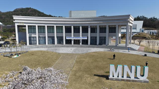 서미화 더불어민주당 최고위원은 3일 오후 자신의 페이스북을 통해 전남광주통합특별시와 전남연구원으로부터 국립의대 신설 후보대학 추천 심사와 결과에 대한 업무보고를 받았다며 심사 과정에 강한 의문을 제기했다사진김옥현 기자