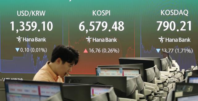 지난 3일 서울 중구 하나은행 본점에서 직원들이 증시와 환율을 모니터 하고 있다 이날 코스피는 전장보다 1676포인트026 오른 657948에 거래를 종료했다 원·달러 환율은 94원 내린 13593원으로 장을 마쳤다 사진연합뉴스