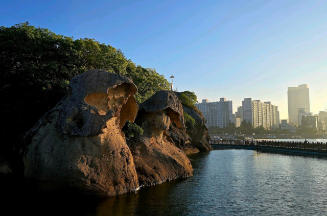 목포의 자연의 바람과 파도 그리고 세월이 만들어 갓바위로 탄생한 응회암 걸작사진김옥현 기자