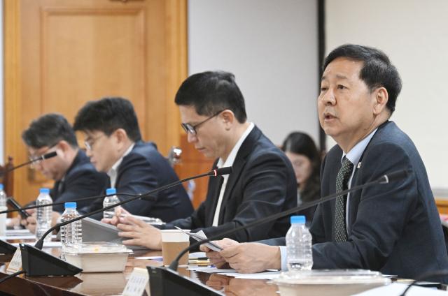 구윤철 부총리 겸 재정경제부 장관이 4일 서울 중구 은행연합회에서 열린 시장상황점검회의를 주재하고 있다사진재정경제부