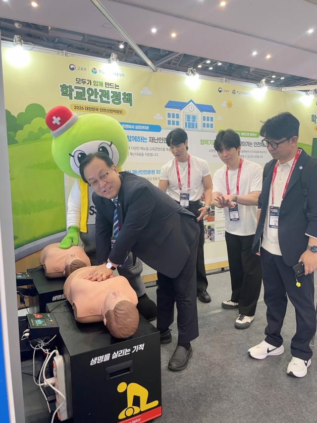 ​정훈 학교안전공제중앙회 이사장이 지난 2일부터 4일까지 부산 벡스코에서 개최되는 ‘2026 대한민국 안전산업박람회’에 참가해 심폐소생술CPR 등 응급처치 실습을 하고 있다 사진학교안전공제중앙회