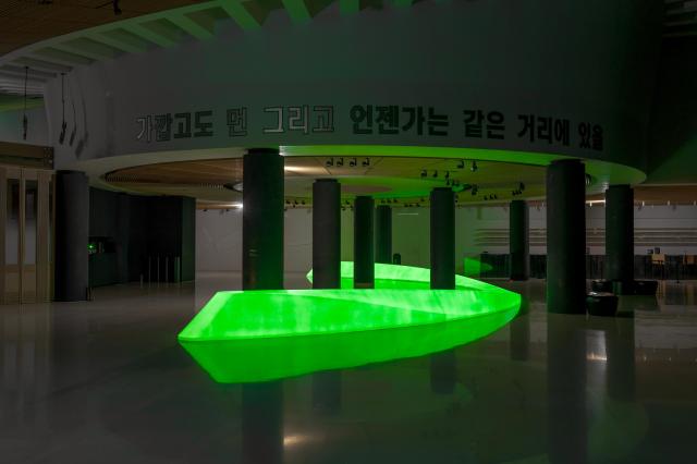 〈그라비타〉
2025
강화 유리섬유에 인광 페인트
743 × 1070 × 1878 cm
© KOO JEONG A 
작가 및 리움미술관 제공
사진 전병철
