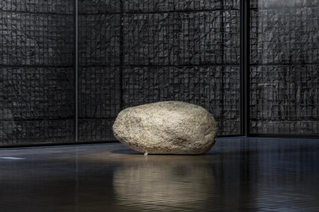 리얼리티 업그레이드  엔드 얼론 20032026 석재 크리스털 다이아몬드 가변 크기 © KOO JEONG A 사진 전병철 사진작가 및 리움미술관 제공 