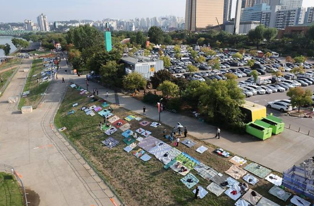 서울 여의도 한강공원 행사장 주변에서 시민들이 돗자리로 자리를 선점하고 있다 사진연합뉴스